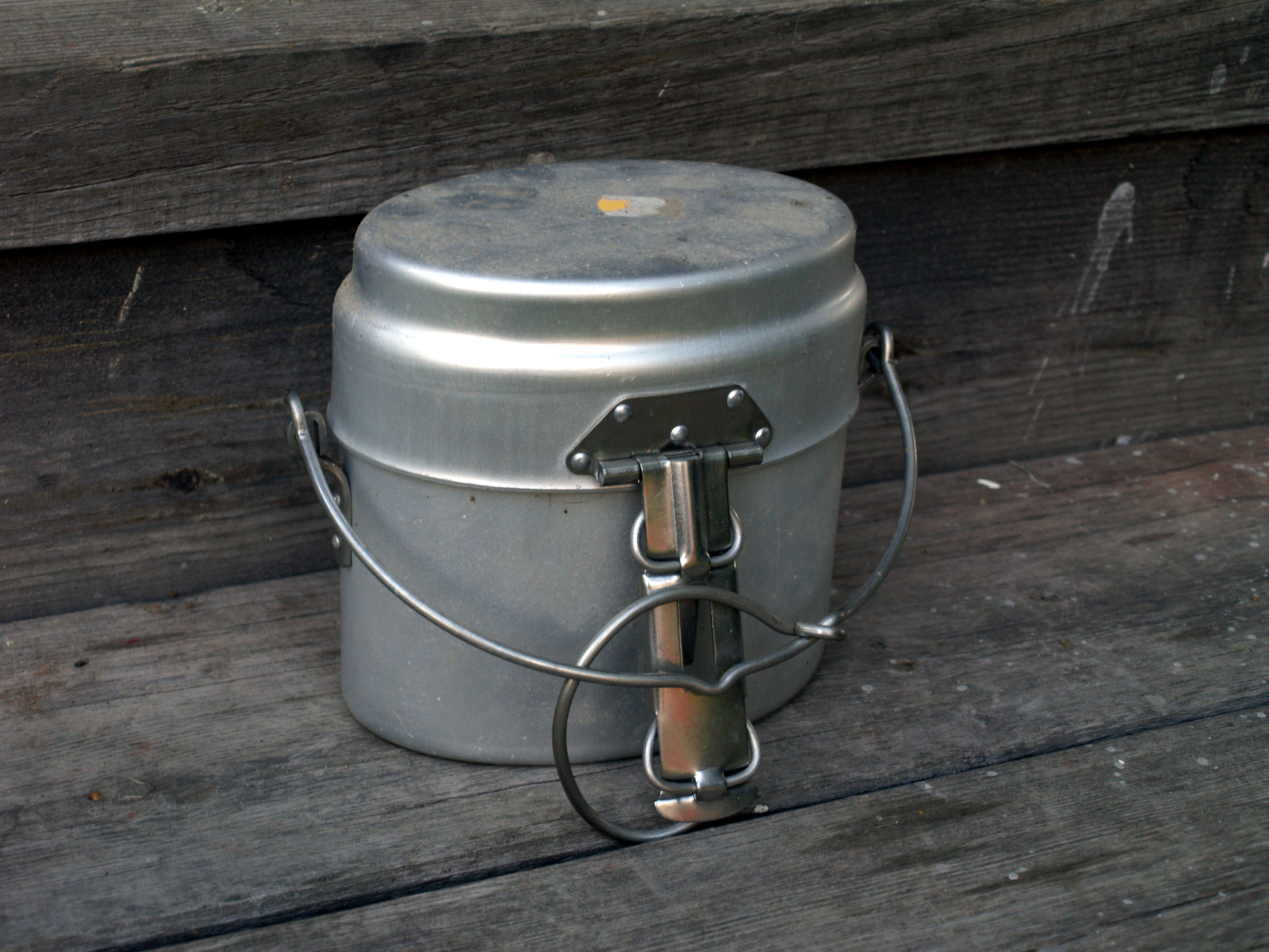 обеззаразить воду зимой без фильтра обеззаразить воду зимой без фильтра: котелок у костра